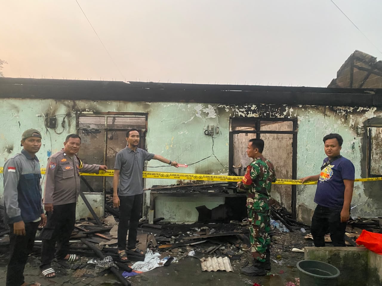 Polsek Pasar Kemis Gerak Cepat Tangani Kebakaran Kontrakan, Api Berhasil Dicegah Meluas