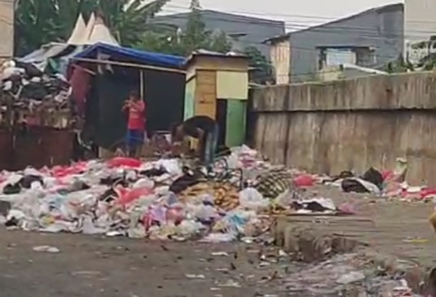Warga Gerah! Jalan Menyempit, Sampah Bau Menumpuk di Kawasan Pasar Laris