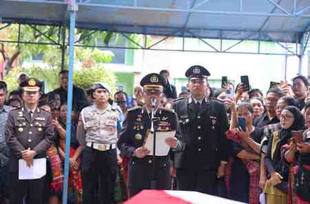 Upacara Pelepasan dan Pemakaman Jenazah Bripda Natanael Simanungkalit Berlangsung Khidmat