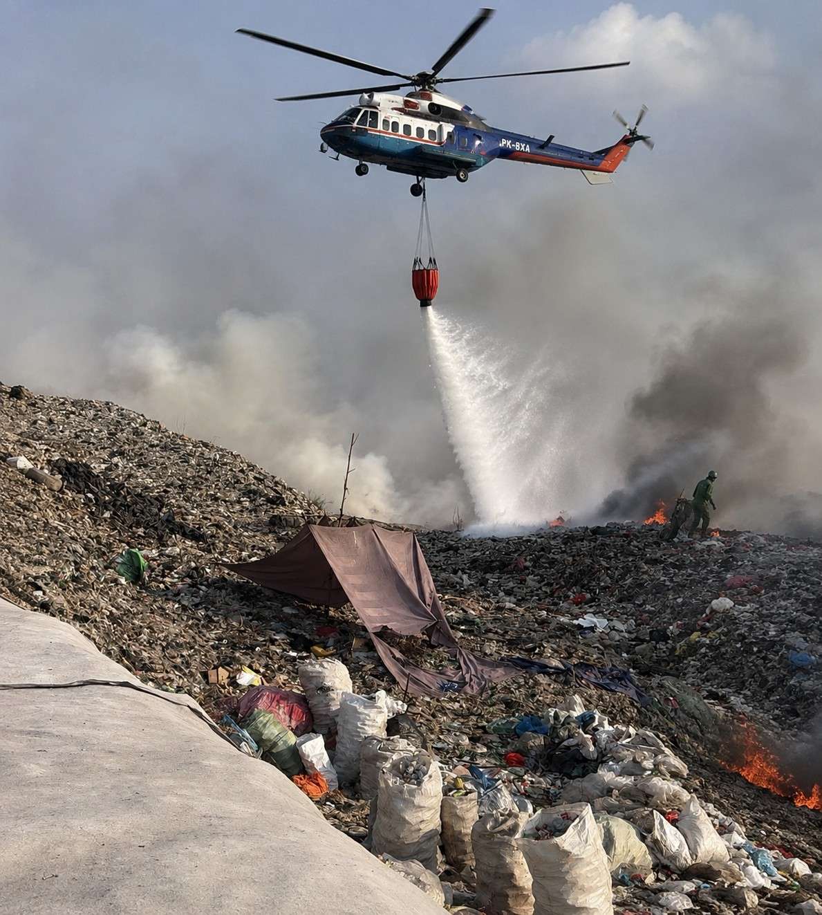 BNPB Kerahkan Helikopter Water Bombing untuk Padamkan Kebakaran TPA Jatiwaringin