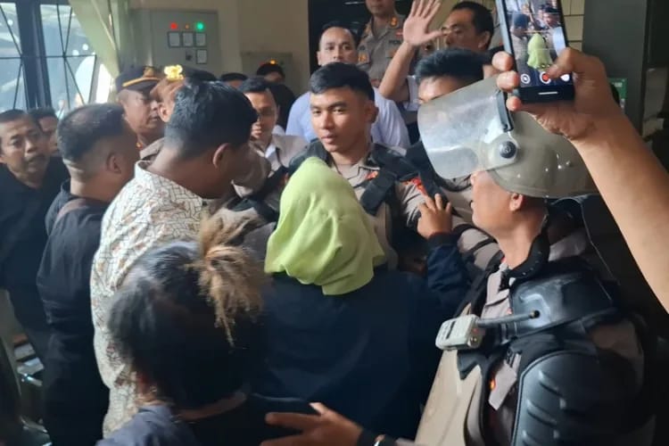 Sidang Tuntutan Sudewo Ricuh, Massa Pendukung Terlibat Keributan di Pengadilan Tipikor Semarang